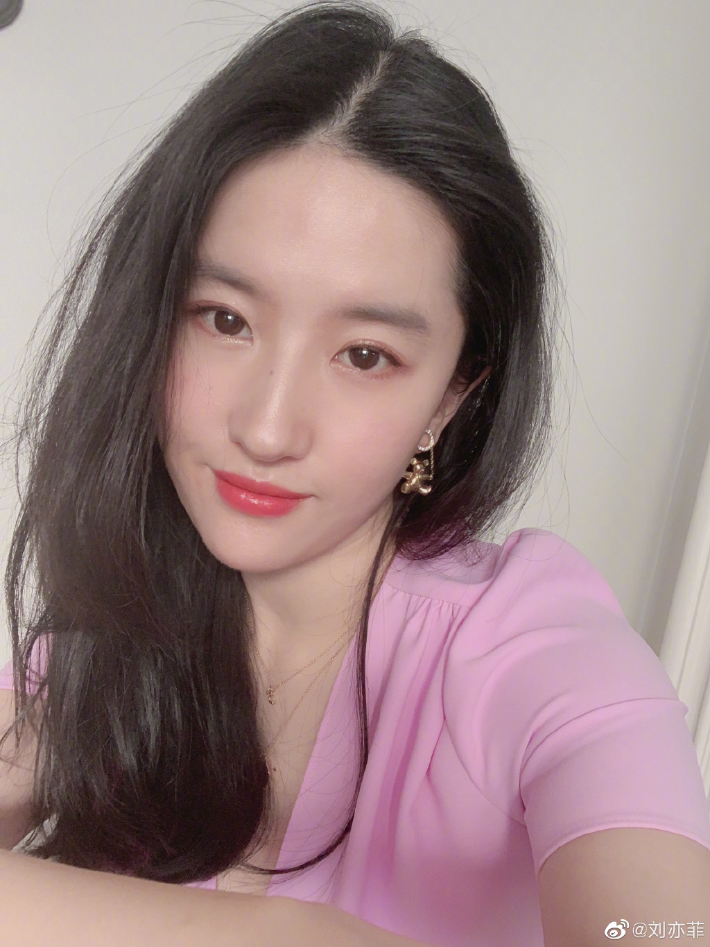 劉亦菲挨罵一年！《花木蘭》「海報慘被砸爛」真相曝光　網：太衰