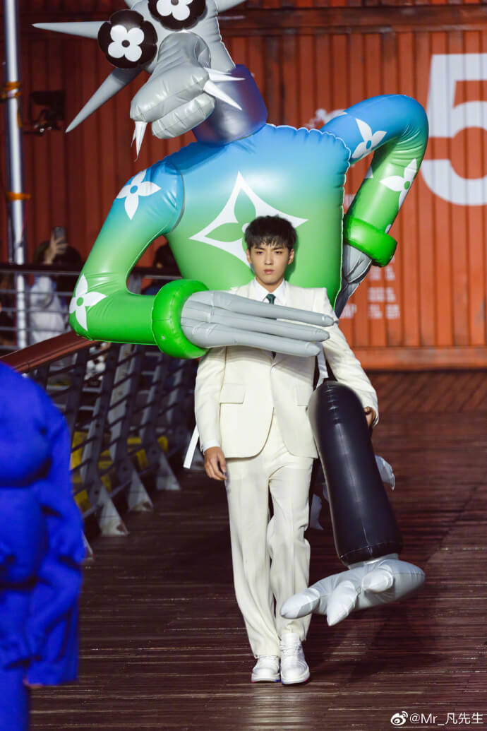 背巨人娃哇走秀!吳亦凡「全程嚴肅臉」 網笑炸:秒變小人國!