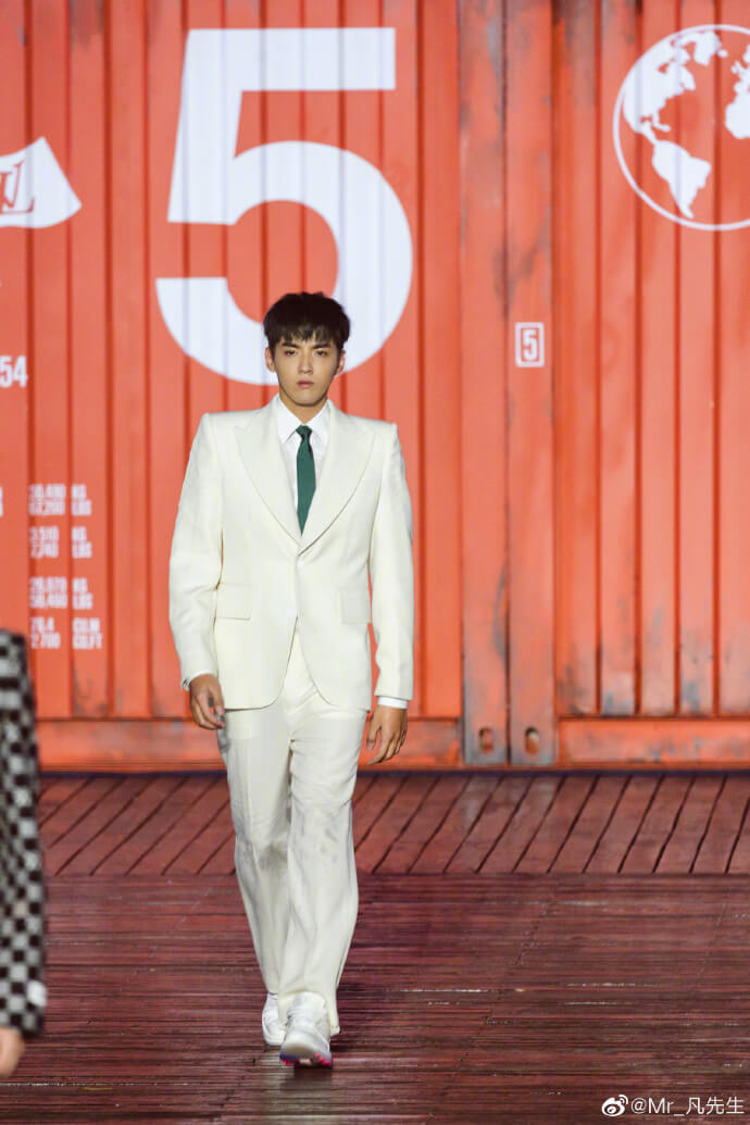 背巨人娃哇走秀!吳亦凡「全程嚴肅臉」 網笑炸:秒變小人國!