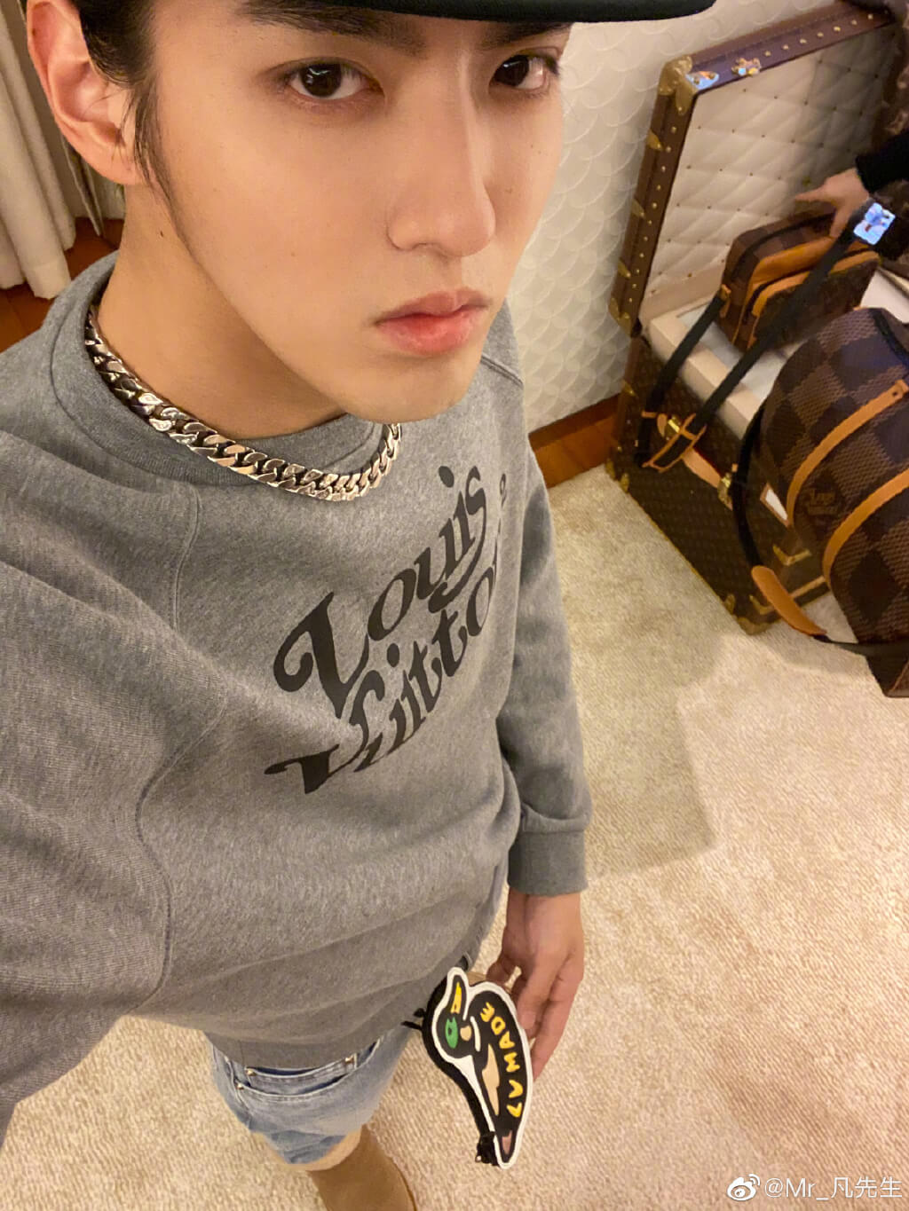 背巨人娃哇走秀!吳亦凡「全程嚴肅臉」 網笑炸:秒變小人國!