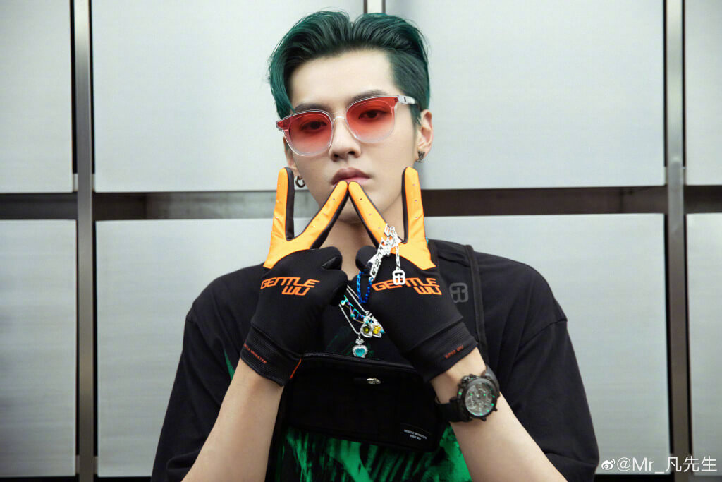 背巨人娃哇走秀!吳亦凡「全程嚴肅臉」 網笑炸:秒變小人國!