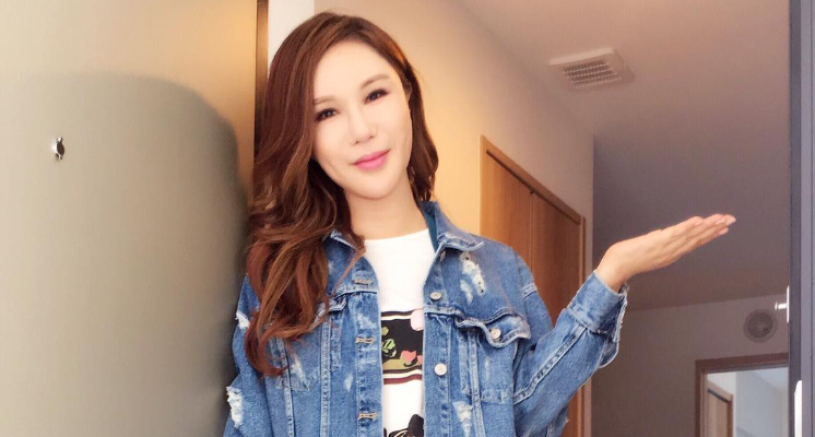 利菁本名吳中銘，出身於政治世家，是家中獨子。從小便被父母寄與厚望的她，因承受不了巨大壓力，而再19歲那年選擇吞安眠藥自殺。歷經此事後，父母親開始接受歷經的想法，更出錢幫助他完成變性手術。  利菁從電視購物台主持人起家，曾打破1小時2億的銷售額，成為台灣知名的「銷售女王」。2005年時，她也開始邁向演藝圈發展，不但接棒主持許多節目，甚至還發行了自己的唱片。