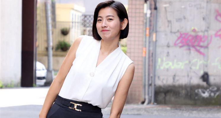 米可白本名趙淑亭，她原先從幼幼台起家，後轉型成正式藝人。米可白先前曾是東森幼幼台水果生力軍成員之一，2005年以「葡萄姊姊」出道成名後，決意進軍演藝圈，於是開始接下許多部的戲劇拍攝。  一開始上節目的米可白，通告費僅有幾千元而已，但從她演出《加油！美玲》 一劇後，身價水漲船高，通告費也直接飆破萬。2014年時，米可白終於嫁給了苦追她2年的老公謝銘杰，但2020年8月6日竟無預警對外宣布「已離婚」