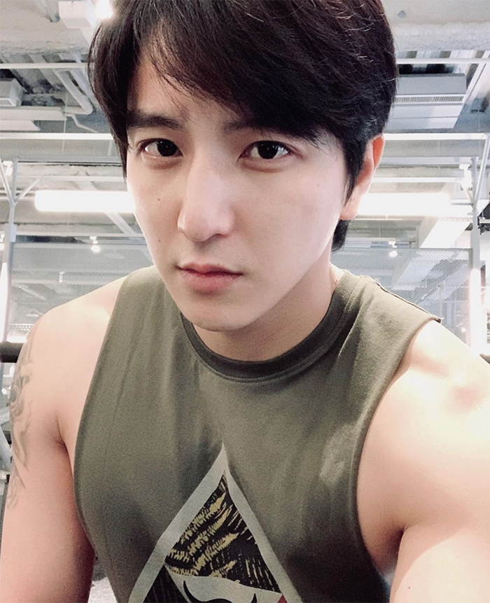 小煜是繼阿緯之後，成為第二個結婚的《Lollipop棒棒堂》成員，根據小煜經紀人轉述，老婆「楊太太」其實是圈外人，職業是護士。兩人交往至今已1年多，因她在小煜親人相繼過世時，陪在他身邊加油打氣，也讓小煜認定她就是「Ms Right」，於是決定在今年7月28日結婚。  而小煜也在IG中欣喜Po出緊摟著老婆的合照，並寫下：「介紹一下楊太太給你們認識 從今以後 我是她的人 她是我的女王」，突如其來的紅色炸彈讓粉絲們十分驚訝，但也開心祝福兩人能恩愛相伴。