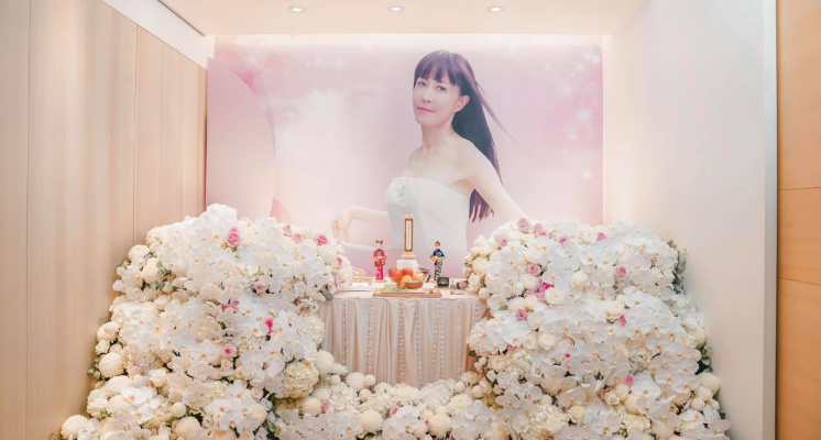  本月3日，驚傳資深藝人羅霈穎過世消息，讓親友和粉絲們都十分傷心。而今日（8日）下午一點，親友們為羅霈穎舉辦頭七，許多好友如于美人、Makiyo、李翊君、陳凱倫等人都親自前往靈堂致意，送羅姐最後一程。