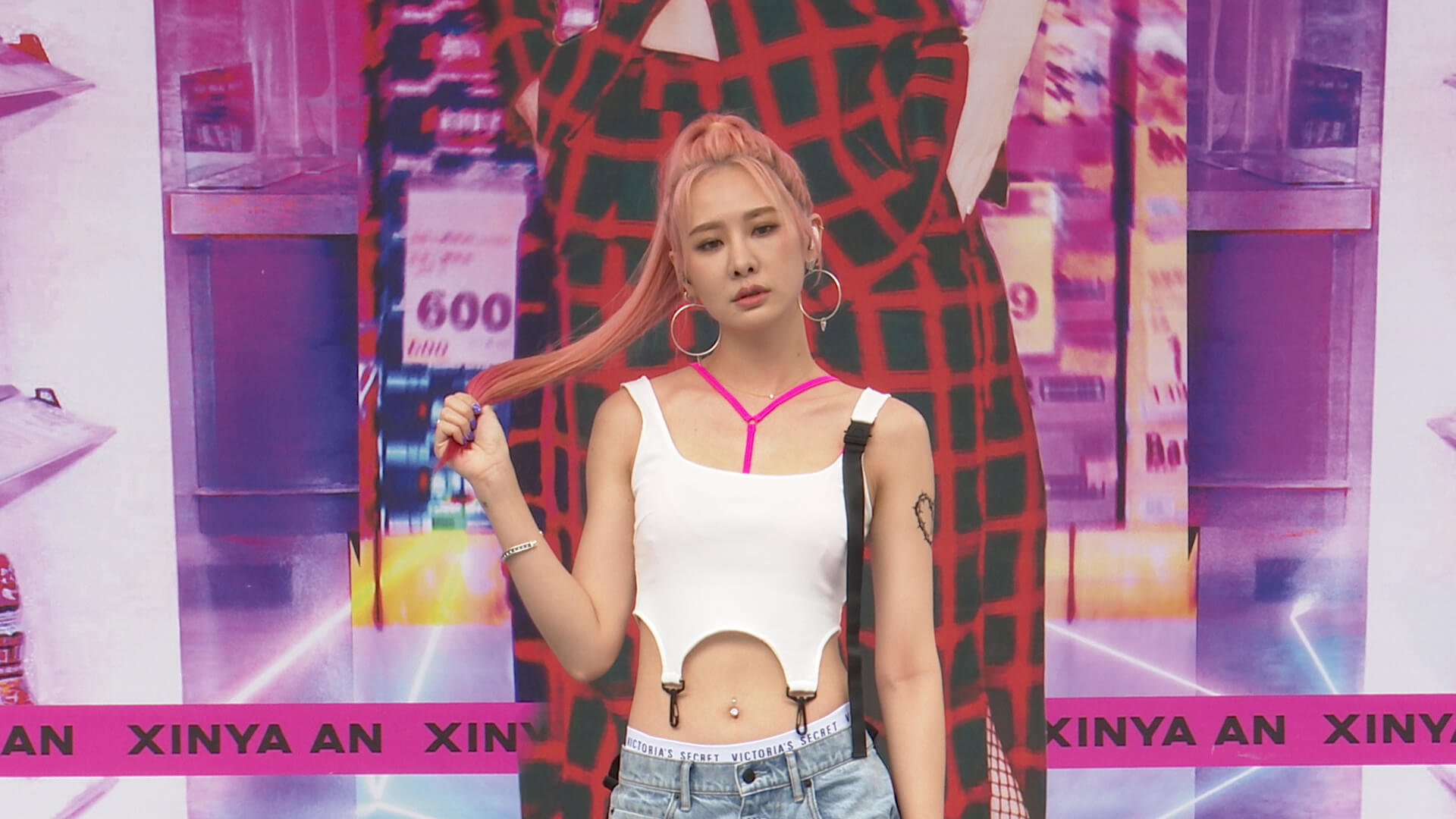 兩人台上互射!安心亞「被噴臉秒生氣」 禾浩辰濕身展胸肌