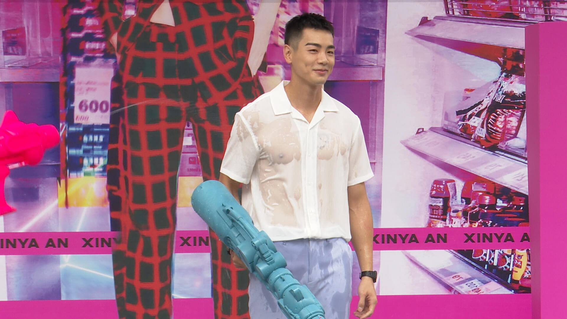 兩人台上互射!安心亞「被噴臉秒生氣」 禾浩辰濕身展胸肌