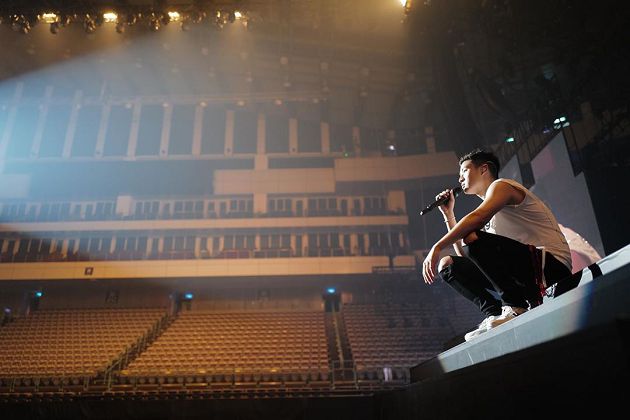 達人秀直擊／喉嚨腫腫的！周興哲「演唱會前吊點滴」：覺得卡卡的