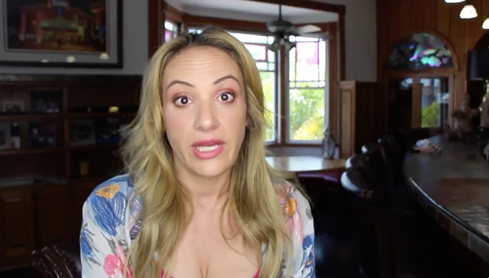 艾倫荒唐行徑爆不停 曾因「指甲油掉色」狠投訴 服務生:你害我失去工作!