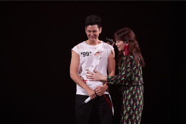 達人秀直擊／來個蹦蹦！「Ella驚喜現身」周興哲演唱會　現摸肌肉虧：跟我月經來差不多！