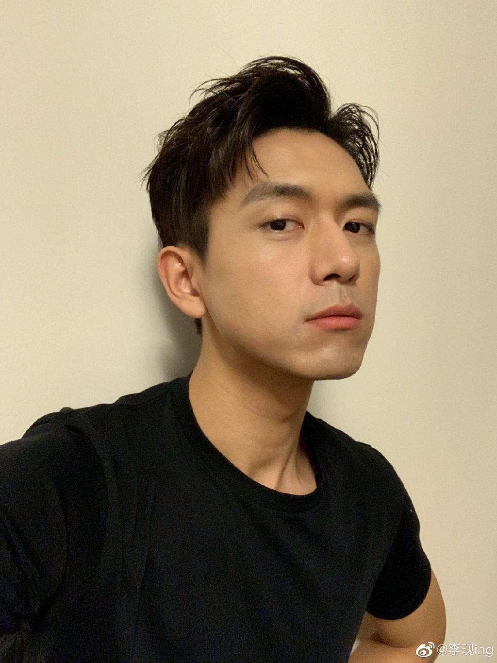 被偷拍近2月 李現崩潰抓狗仔怒斥:我都累了 你還不累嗎!