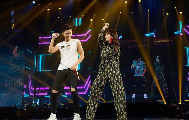 達人秀直擊／來個蹦蹦！「Ella驚喜現身」周興哲演唱會　現摸肌肉虧：跟我月經來差不多！