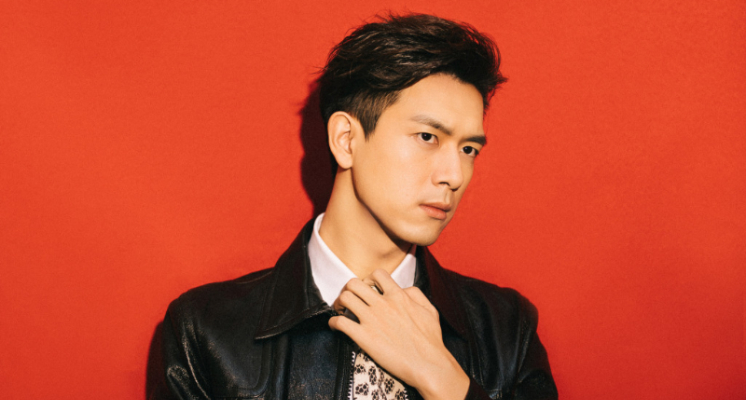  因拍攝《親愛的熱愛的》而爆紅的李現，順間升格成為「新國民男友」，人氣大漲後，也讓他時常被狗仔偷拍，甚至還劇透他新戲中的造型，讓李現崩潰發文呼籲狗仔們「適可而止」。