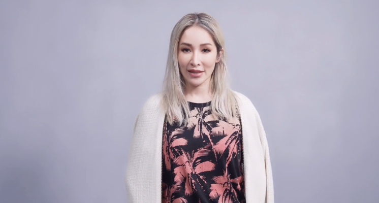 天后蕭亞軒2019年因生病,而選擇暫時休息養病。但她也在去年和小她16歲的男友黃皓交往,兩人也頻繁在社群中放閃。而她原訂要推出的新專輯《Naked Truth》也受到疫情影響延後發行,但她近日卻頻頻在群組表示自己「有大事要發生」,昨日也直言「想放棄了」,讓粉絲們都氣炸了。