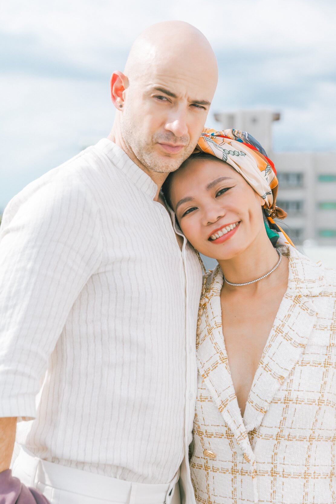 老婆單眼皮被酸民嫌棄！吳鳳護妻意外曝「光頭真相」　網嗆：網美都長一樣才奇怪！