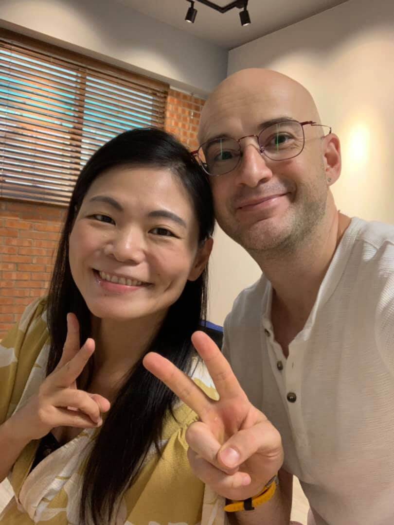 老婆單眼皮被酸民嫌棄！吳鳳護妻意外曝「光頭真相」　網嗆：網美都長一樣才奇怪！