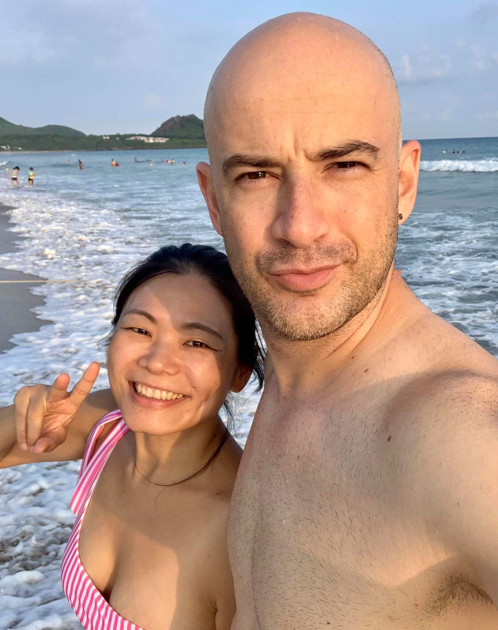 老婆單眼皮被酸民嫌棄！吳鳳護妻意外曝「光頭真相」　網嗆：網美都長一樣才奇怪！