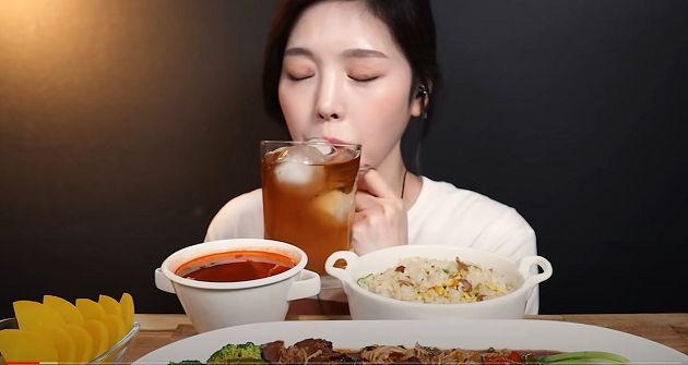 大胃王形象破滅！網抓包「正妹吃播」影片一手勢：根本假吃！