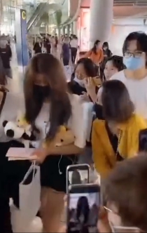 身邊沒有任何保鑣！金子涵「慘被狂粉跟蹤」：一路緊貼甩不掉！