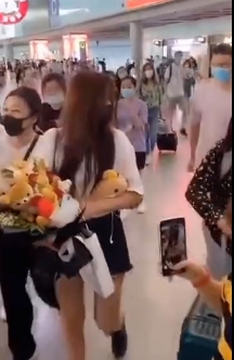 身邊沒有任何保鑣！金子涵「慘被狂粉跟蹤」：一路緊貼甩不掉！