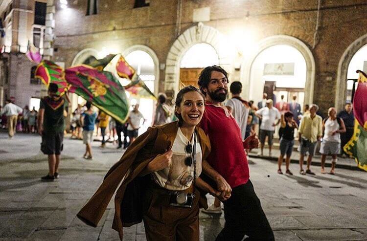 直播洩密?網抓緋紅女巫「一關鍵」直呼:偷偷結婚了吧!