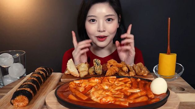 大胃王形象破滅！網抓包「正妹吃播」影片一手勢：根本假吃！