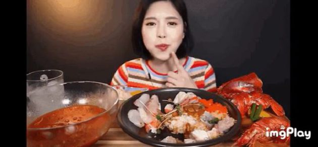 大胃王形象破滅！網抓包「正妹吃播」影片一手勢：根本假吃！