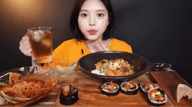 大胃王形象破滅！網抓包「正妹吃播」影片一手勢：根本假吃！