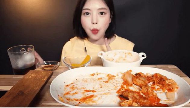 大胃王形象破滅！網抓包「正妹吃播」影片一手勢：根本假吃！