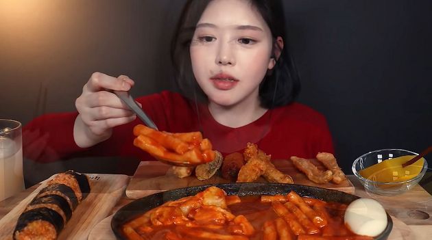 大胃王形象破滅！網抓包「正妹吃播」影片一手勢：根本假吃！