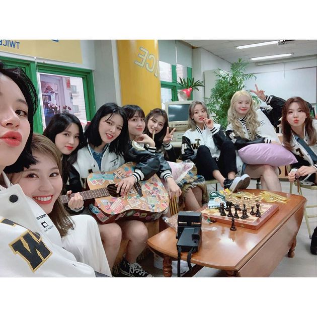 TWICE全換造型！MOMO、志效「紅藍姊妹頭」　子瑜「中分雙馬尾」模樣曝光