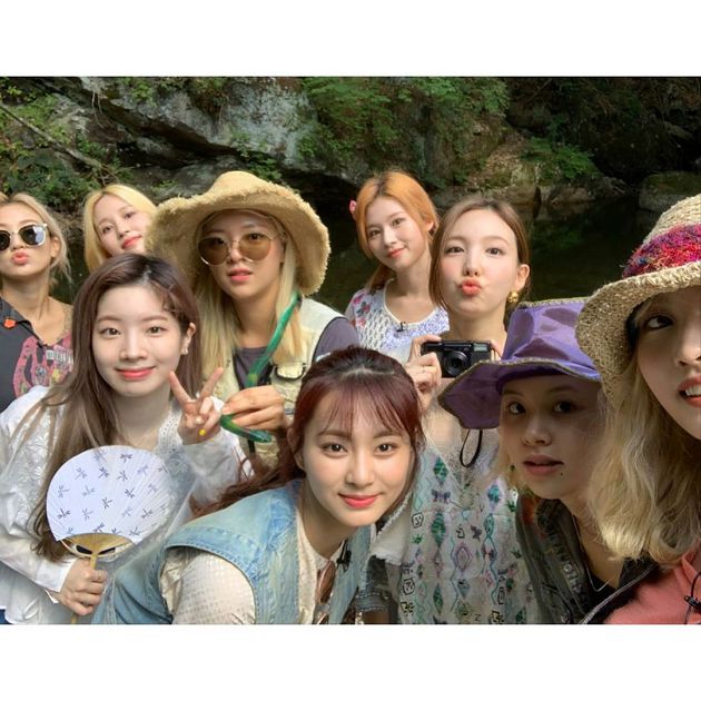 TWICE全換造型！MOMO、志效「紅藍姊妹頭」　子瑜「中分雙馬尾」模樣曝光