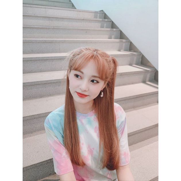 TWICE全換造型！MOMO、志效「紅藍姊妹頭」　子瑜「中分雙馬尾」模樣曝光