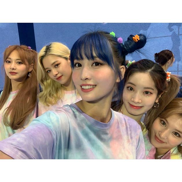 TWICE全換造型！MOMO、志效「紅藍姊妹頭」　子瑜「中分雙馬尾」模樣曝光