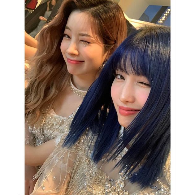 TWICE全換造型！MOMO、志效「紅藍姊妹頭」　子瑜「中分雙馬尾」模樣曝光