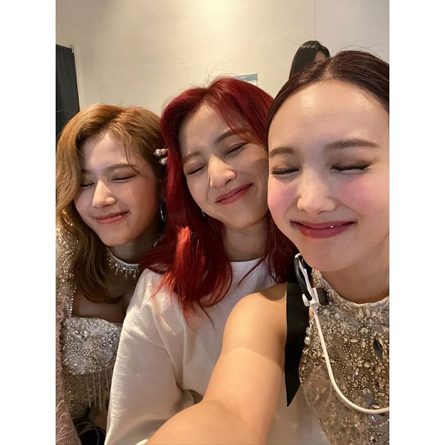 TWICE全換造型！MOMO、志效「紅藍姊妹頭」　子瑜「中分雙馬尾」模樣曝光