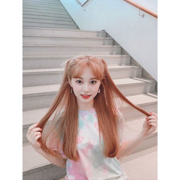 TWICE全換造型！MOMO、志效「紅藍姊妹頭」　子瑜「中分雙馬尾」模樣曝光