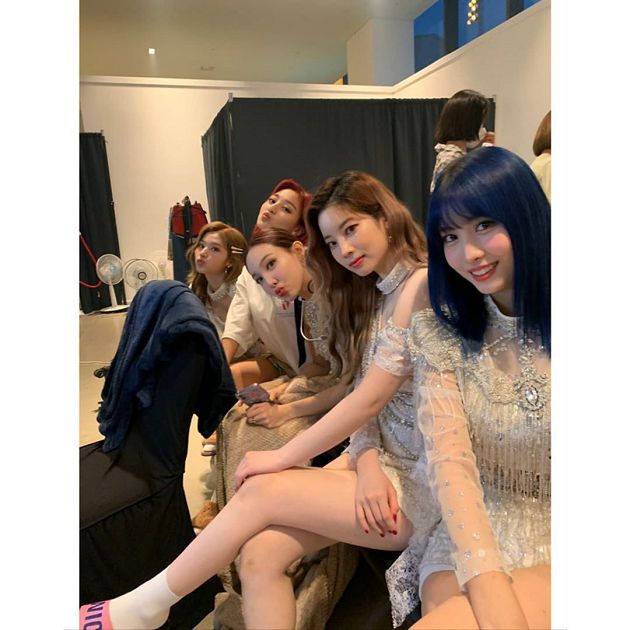 TWICE全換造型！MOMO、志效「紅藍姊妹頭」　子瑜「中分雙馬尾」模樣曝光