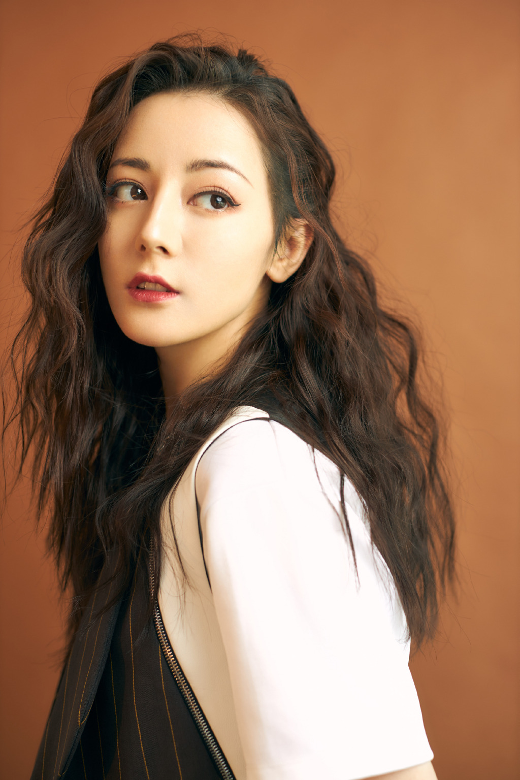 迪麗熱巴「深V趴桌上」!網見「神秘黑影」驚:看進去了!