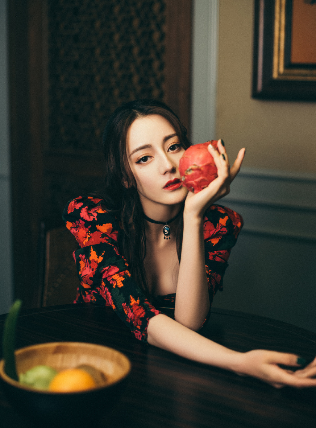 迪麗熱巴「深V趴桌上」!網見「神秘黑影」驚:看進去了!