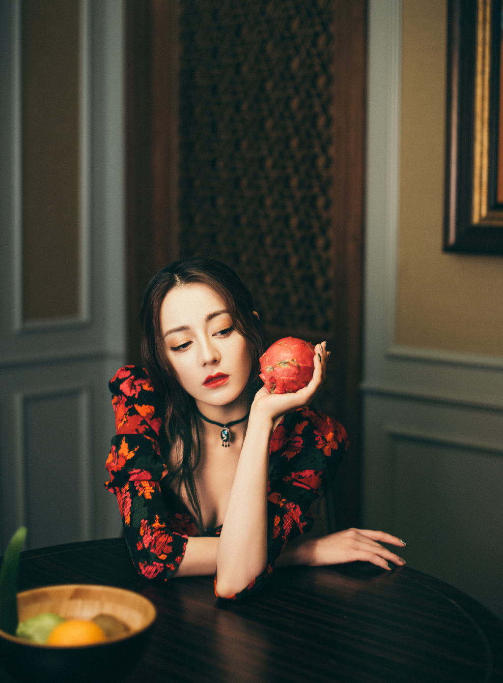 迪麗熱巴「深V趴桌上」!網見「神秘黑影」驚:看進去了!