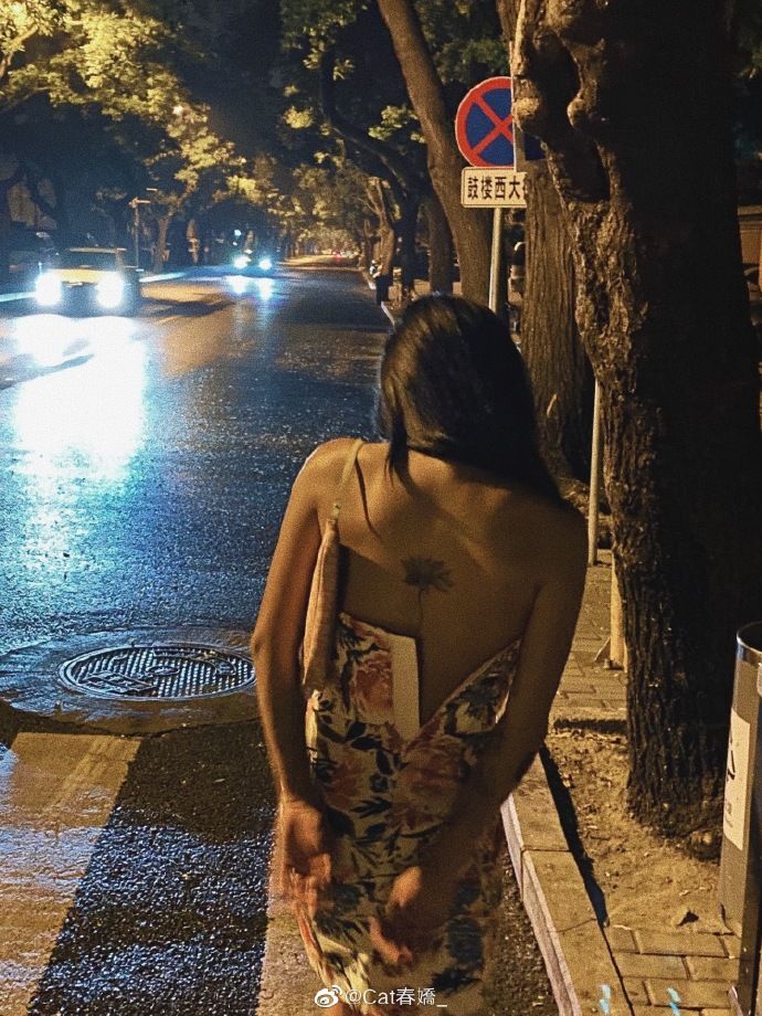 大街上直接脫!網紅「炸出黑色內內」 網傻眼:想紅想瘋了!