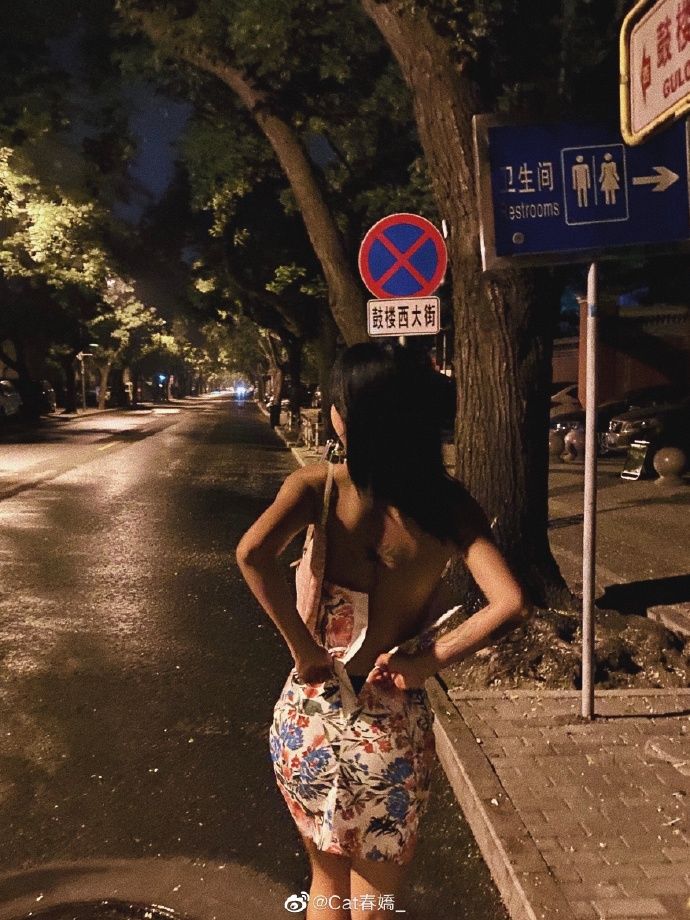 大街上直接脫!網紅「炸出黑色內內」 網傻眼:想紅想瘋了!