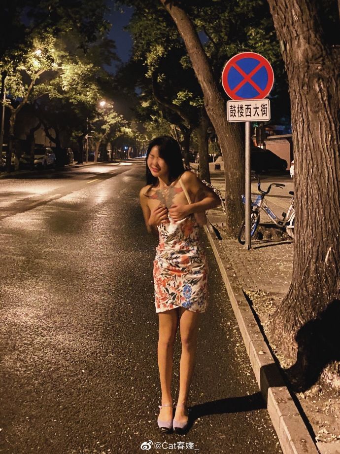 大街上直接脫!網紅「炸出黑色內內」 網傻眼:想紅想瘋了!