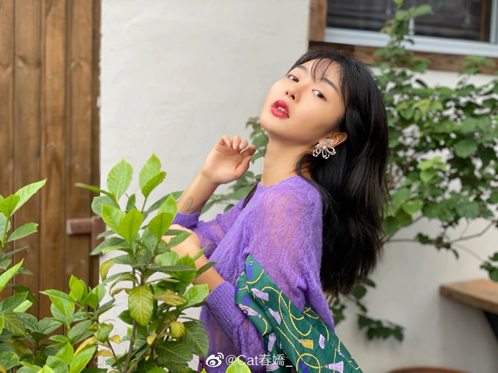 大街上直接脫!網紅「炸出黑色內內」 網傻眼:想紅想瘋了!