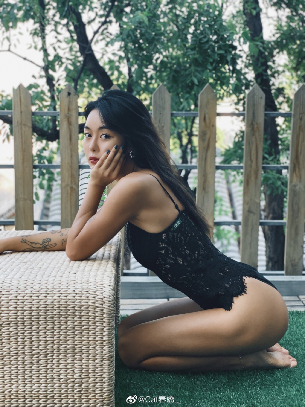 大街上直接脫!網紅「炸出黑色內內」 網傻眼:想紅想瘋了!