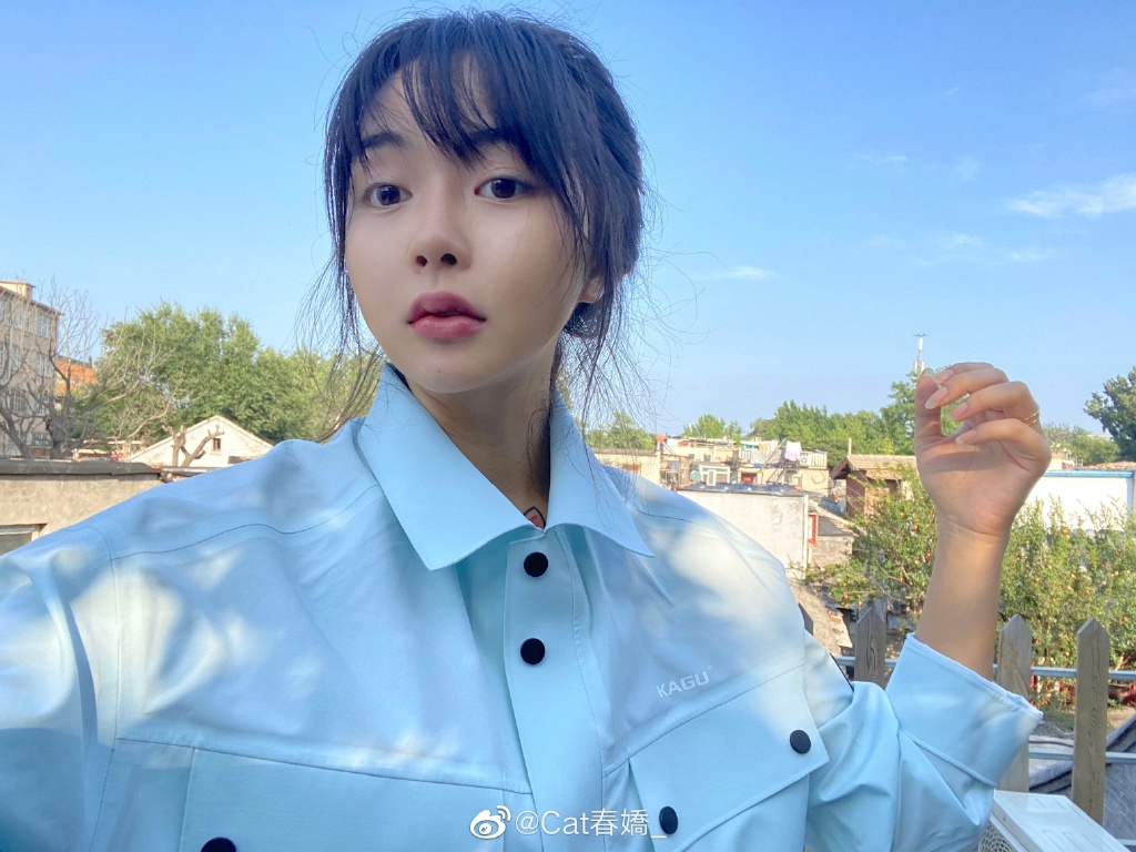 大街上直接脫!網紅「炸出黑色內內」 網傻眼:想紅想瘋了!