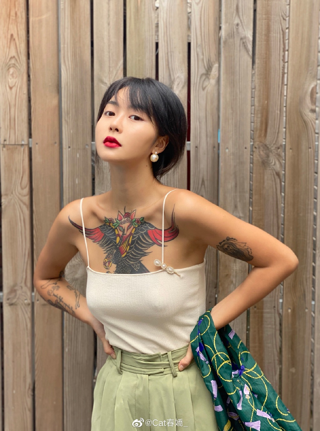 大街上直接脫!網紅「炸出黑色內內」 網傻眼:想紅想瘋了!