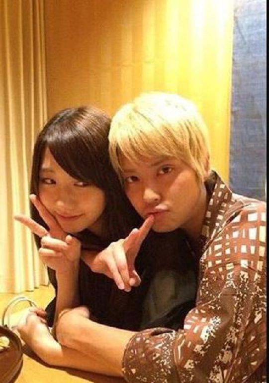 越解釋越糟!AKB48人氣成員爆「溫泉背後抱」 手越祐也加碼:是3男1女