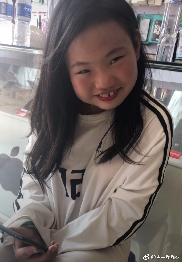 「不撞南牆」缺牙嘟嘟妹長大了!「皮衣露腰裝」辣爆 網暴動:身材未免太好!